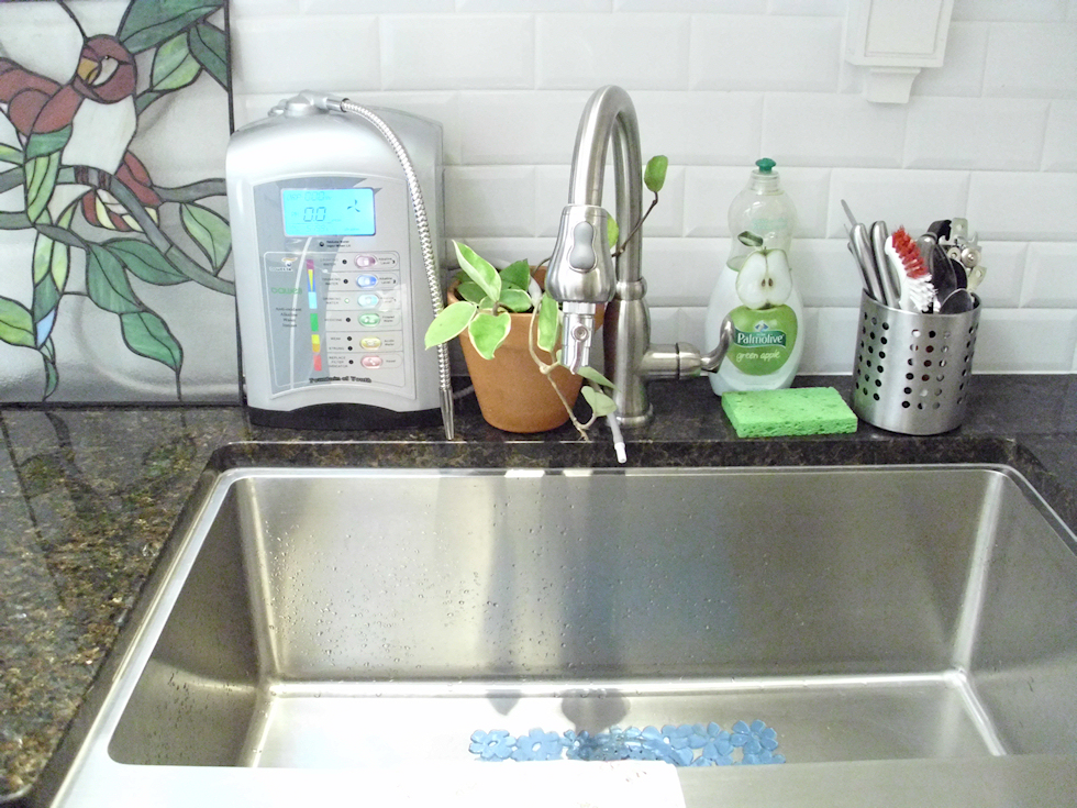 how-a-water-ionizer-looks-on-the-kitchen-countertop